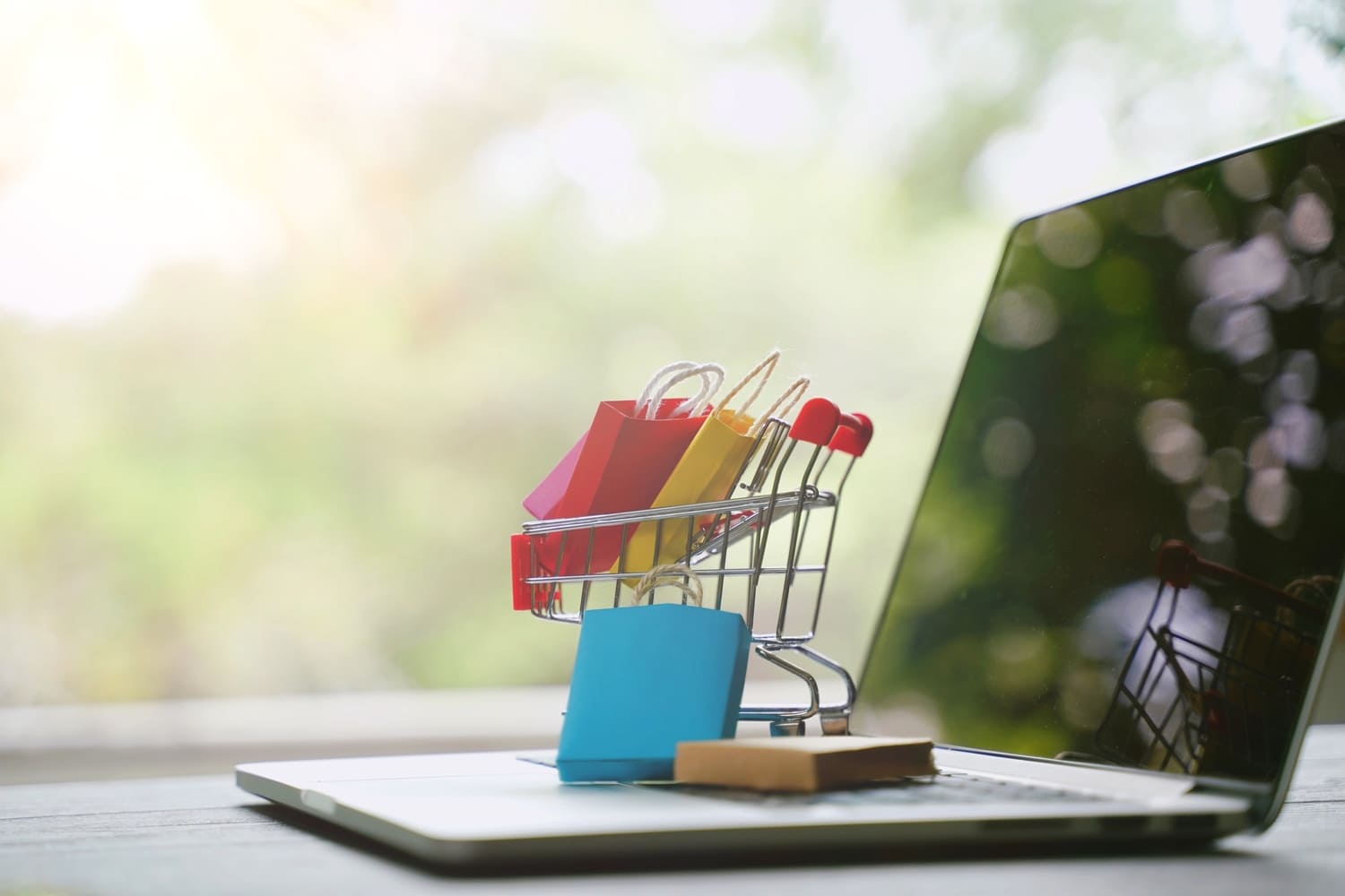 Marketplace vs Site Propre : Quelle Stratégie de Vente Choisir ?